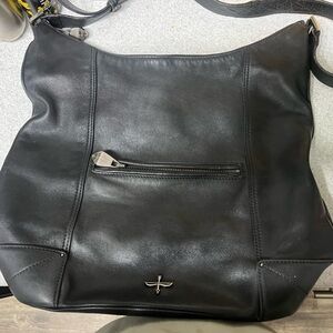 Pour la Victorie Genuine leather hand bag.